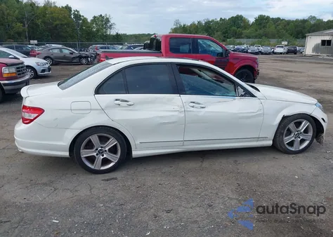 2010 Mercedes-Benz C 300 Sport 4Matic z USA, uszkodzony, nr VIN WDDGF8BB9AF485480